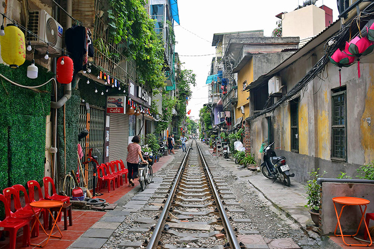 hanoi train street